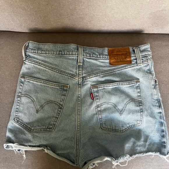 LEVI’S RIBCAGE SHORTS - Picture 2 of 2